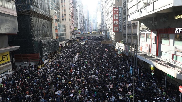 Tisuće ljudi odjevenih u crno prosvjeduju u Hong Kongu